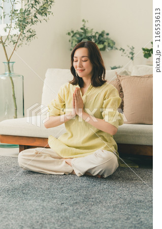 リビングでヨガをする主婦 116553613