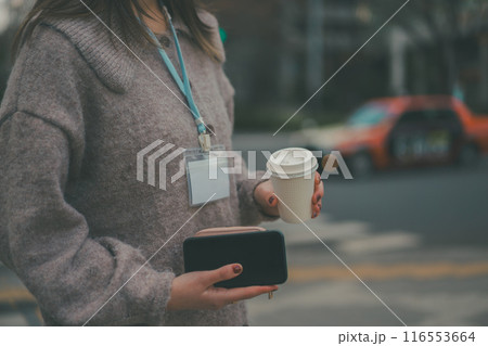 休憩時間にコーヒーをテイクアウトする20代OL 116553664