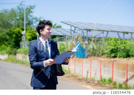 畑とビジネスパーソン 畑とビジネスパーソン 116554476