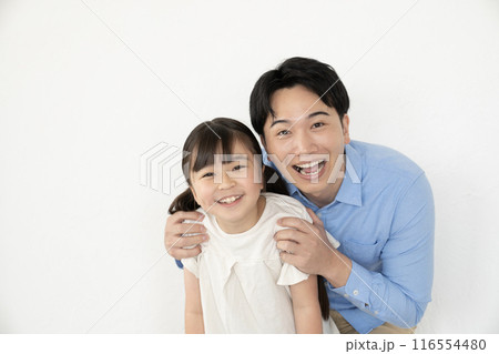カメラ目線で微笑む父と娘 カメラ目線で微笑む父と娘 116554480