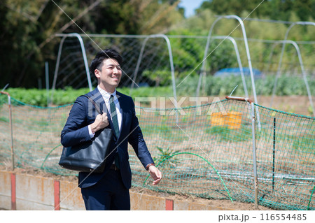 畑とビジネスパーソン 116554485
