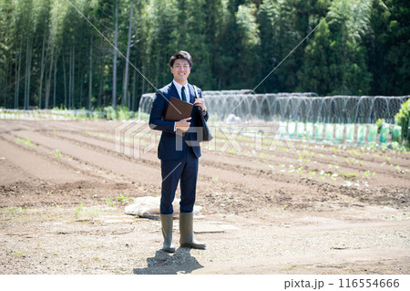 畑とビジネスパーソン 116554666