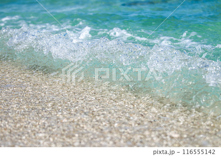 エメラルドの海の透明な波 116555142
