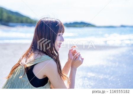 海でリフレッシュする若い女性 116555182