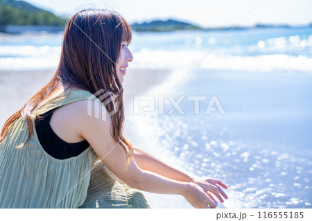 海でリフレッシュする若い女性 海でリフレッシュする若い女性 116555185