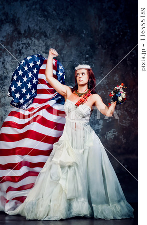 強いアメリカを象徴する女神の衣装 116555189