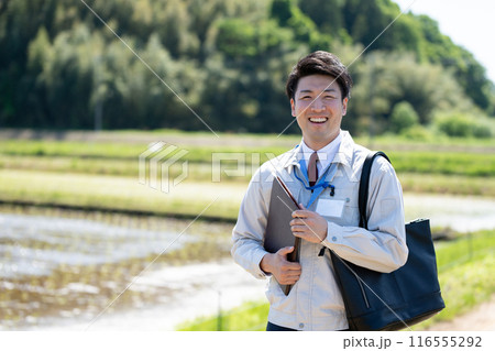 田んぼと職員 116555292
