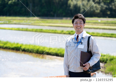 田んぼと職員 116555295