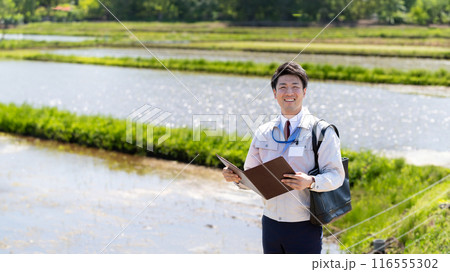 田んぼと職員 116555302