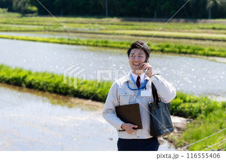 田んぼと職員 116555406