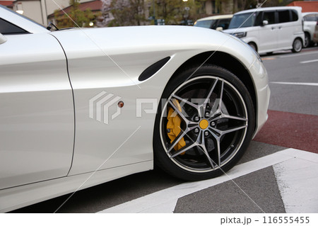 スーパーカー　フェラーリ　高級車　パールホワイト　白色　スポーツカー　宝塚　宝塚歌劇駐車場 116555455