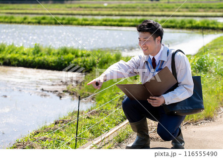 田んぼと職員 田んぼと職員 116555490