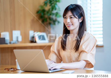 リビングでノートパソコンを使うミドル女性 116555888