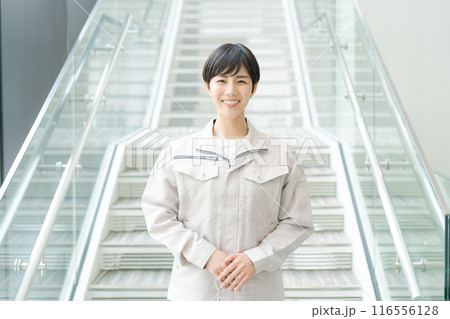 オフィスで作業着を着た若い女性 116556128