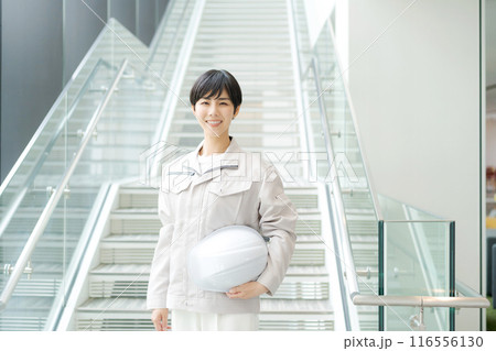 オフィスで作業着を着た若い女性 116556130
