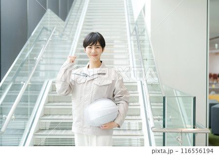 オフィスで作業着を着た若い女性 オフィスで作業着を着た若い女性 116556194