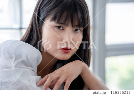 ぱっつん前髪のおしゃれな若い女性 ぱっつん前髪のおしゃれな若い女性 116556212