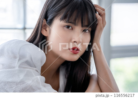 ぱっつん前髪のおしゃれな若い女性 116556217