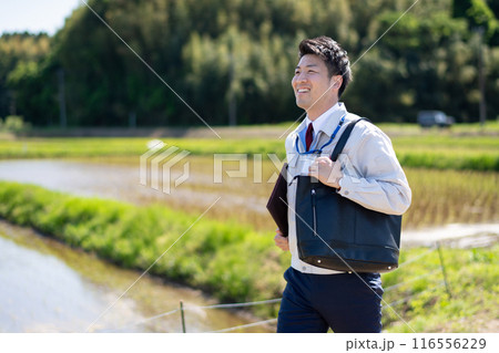 田んぼと職員 116556229