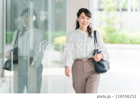 オフィスに出勤・出社するアジア人ビジネスウーマン オフィスに出勤・出社するアジア人ビジネスウーマン 116556252
