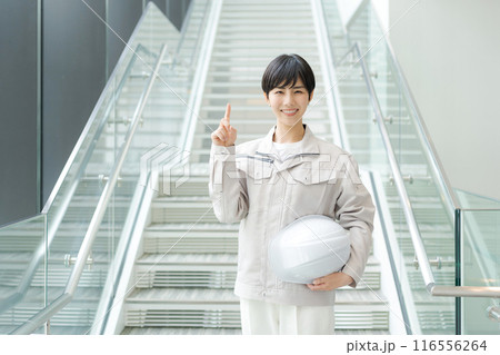 オフィスで作業着を着た若い女性 オフィスで作業着を着た若い女性 116556264