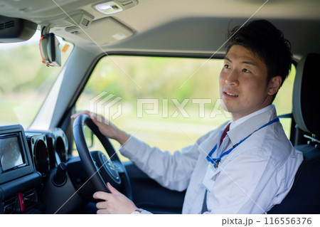 車に乗る職員・作業員 車に乗る職員・作業員 116556376