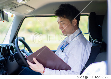 車に乗る職員・作業員 車に乗る職員・作業員 116556377