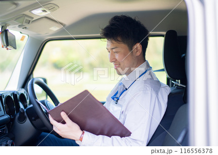 車に乗る職員・作業員 116556378