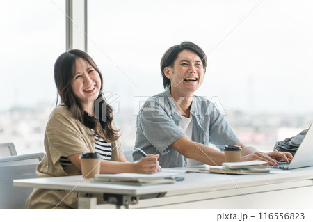 大学・学校で楽しい講義を受ける大学生(高校生・学生・塾・予備校) 大学・学校で楽しい講義を受ける大学生(高校生・学生・塾・予備校) 116556823