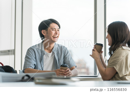 大学・学校のフリースペース・学生ラウンジで談笑する大学生（大学生・キャンパスライフ・塾・予備校） 116556830