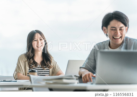 大学・学校で楽しい講義を受ける大学生(高校生・学生・塾・予備校) 大学・学校で楽しい講義を受ける大学生(高校生・学生・塾・予備校) 116556831