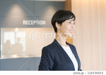 スーツを着た笑顔の若い女性 116556855