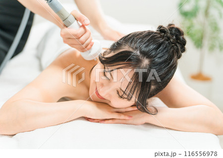 エステサロン・リラクゼーションサロンで痩身エステを受ける女性(エステマシン・スパ) エステサロン・リラクゼーションサロンで痩身エステを受ける女性(エステマシン・スパ) 116556978