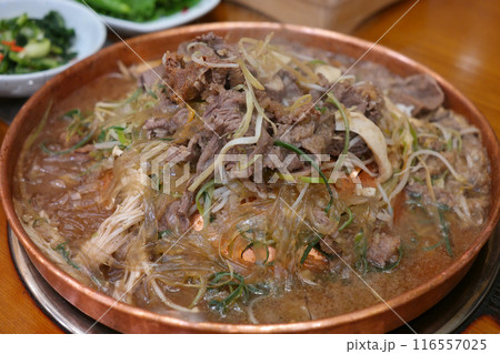 Bulgogi is a Korean meat dish. It is considered one of the national dishes of Korea. 116557025