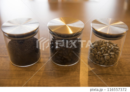 コーヒー豆　生豆と焙煎豆と挽いた豆 116557372
