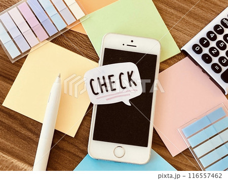 CHECKの文字とスマホ＆付箋 116557462