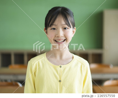 教室の中にいる女子小学生のポートレート 教室の中にいる女子小学生のポートレート 116557550