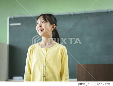 教室の中にいる女子小学生のポートレート 教室の中にいる女子小学生のポートレート 116557566