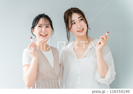 友達と一緒にメイク・身支度をす女性メイクイメージ(口紅・リップ・グロス・化粧品・る笑顔のアジア人女性 友達と一緒にメイク・身支度をす女性メイクイメージ(口紅・リップ・グロス・化粧品・る笑顔のアジア人女性 116558140