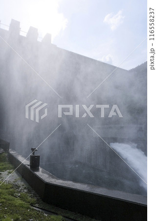 排出された水によって煙る滝沢ダム 116558237