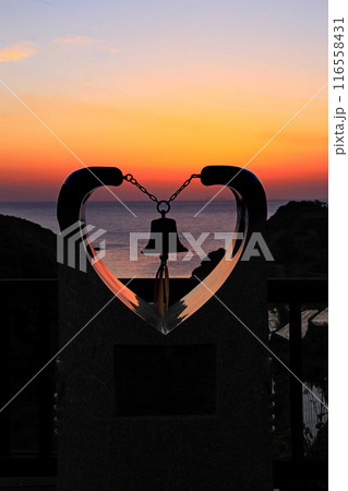 浜野浦の棚田・夕日　幸せの鐘「エターナルロック」　佐賀県玄海町 116558431