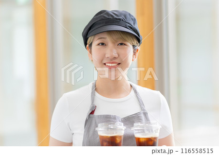 カフェで働く金髪ショートヘアの女性（髪色自由、自分らしく働く、職場環境）） 116558515