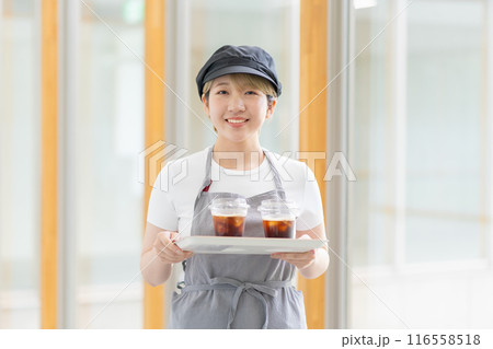 カフェで働く金髪ショートヘアの女性（髪色自由、自分らしく働く、職場環境）） 116558518