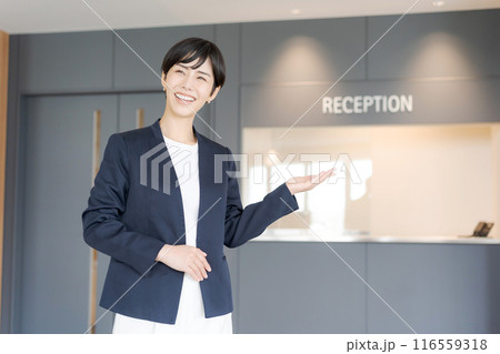 案内をするビジネスウーマン 116559318
