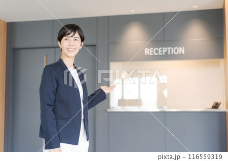 案内をするビジネスウーマン 116559319