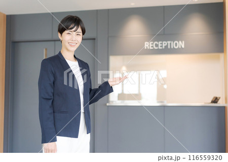 案内をするビジネスウーマン 案内をするビジネスウーマン 116559320