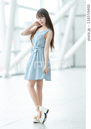 ミニワンピースの女性 ミニワンピースの女性 116559400