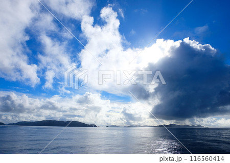 雲が立ち込める慶良間諸島 雲が立ち込める慶良間諸島 116560414