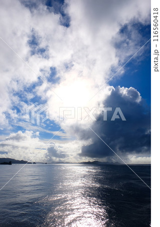 雲が立ち込める慶良間諸島 116560418