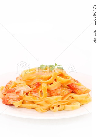 カニ風味のトマトクリームパスタ　カニカマ使用　明るい背景 116560478